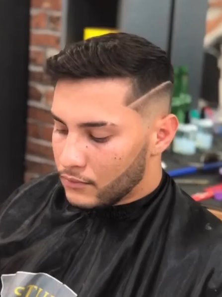 Corte social pompadour com risco lateral e degradê na Barbearia Executive