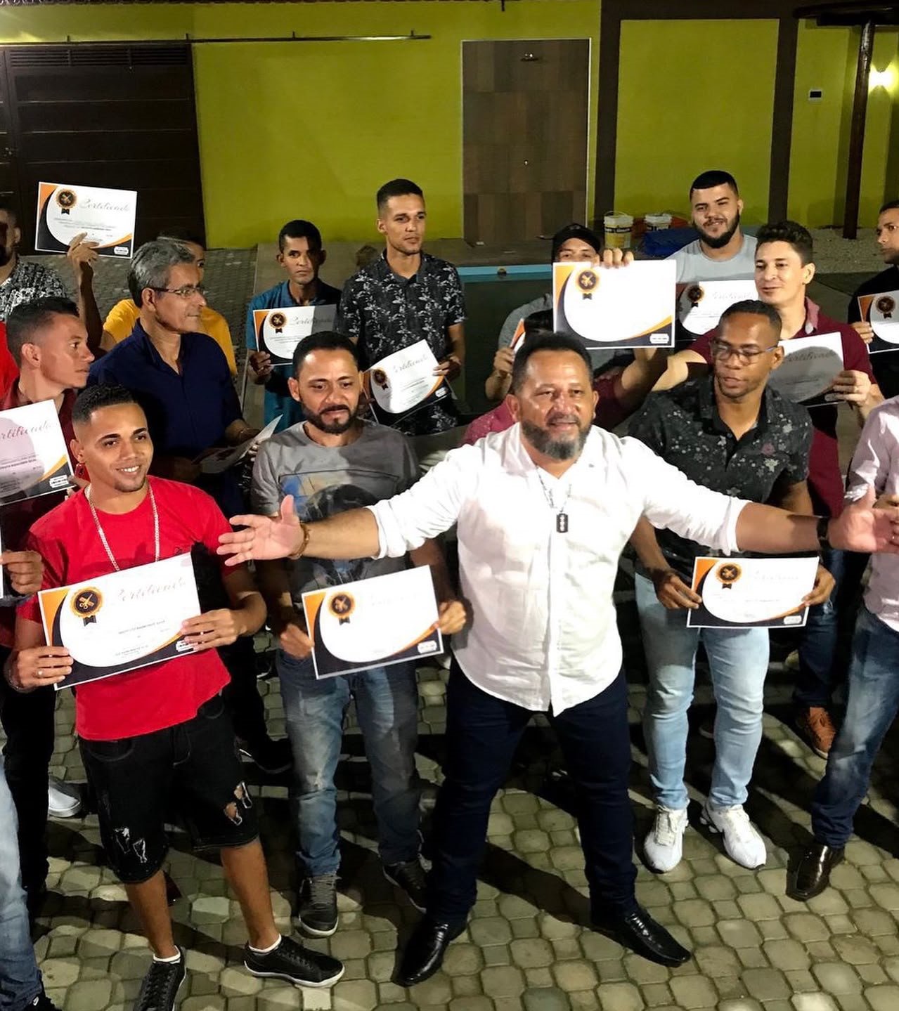 Turma formada pelo Instituto Raimundo Silva com o diploma