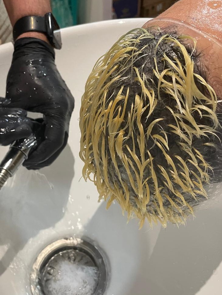 Luzes: mechas louras sendo lavadas na Barbearia Executive